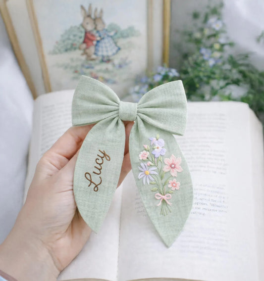 Personalized Vintage Meadow Linen Hair Bow – Hand Embroidered Flower Bow with Initial – Custom Name Text Bow for Girls, Handmade Hairpin Bow for Girl