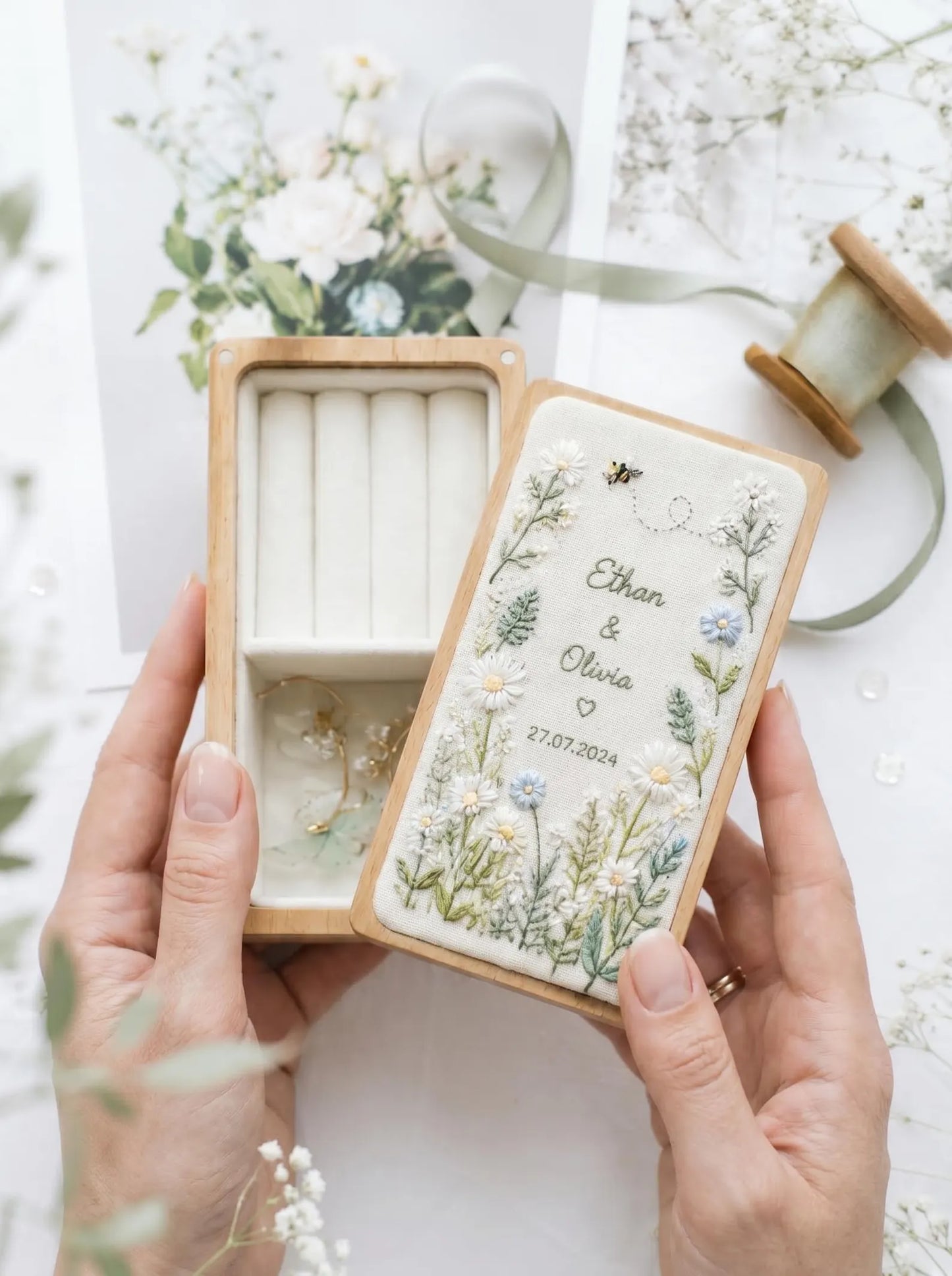 Hand Embroidered Daisy Wooden Jewelry Box, Personalized Linen Ring Box, Vintage Wooden Keepsake Case, Bridesmaid Gift, Wedding Ring Holder