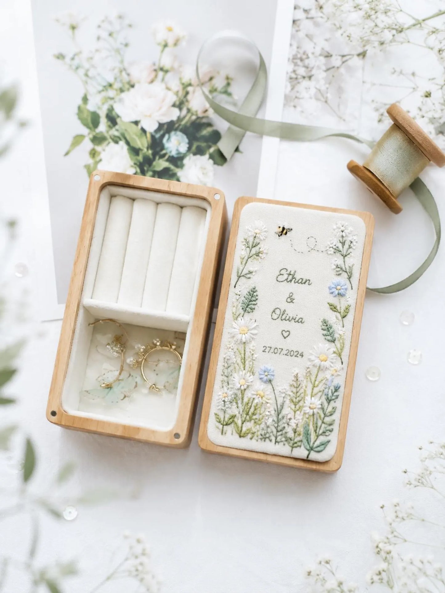 Hand Embroidered Daisy Wooden Jewelry Box, Personalized Linen Ring Box, Vintage Wooden Keepsake Case, Bridesmaid Gift, Wedding Ring Holder