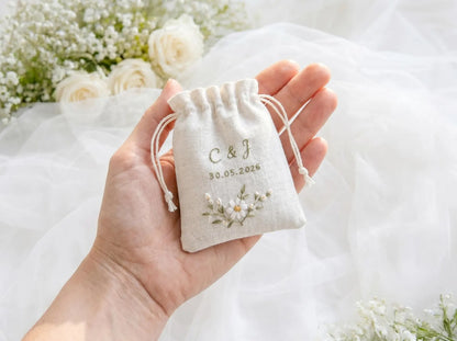 Personalized Daisy Floral Wedding Ring Pillow Set, Embroidered Ring Bearer Pillow, Sachet Bag, Linen Ribbon, Bridal Keepsake Gift for Couple