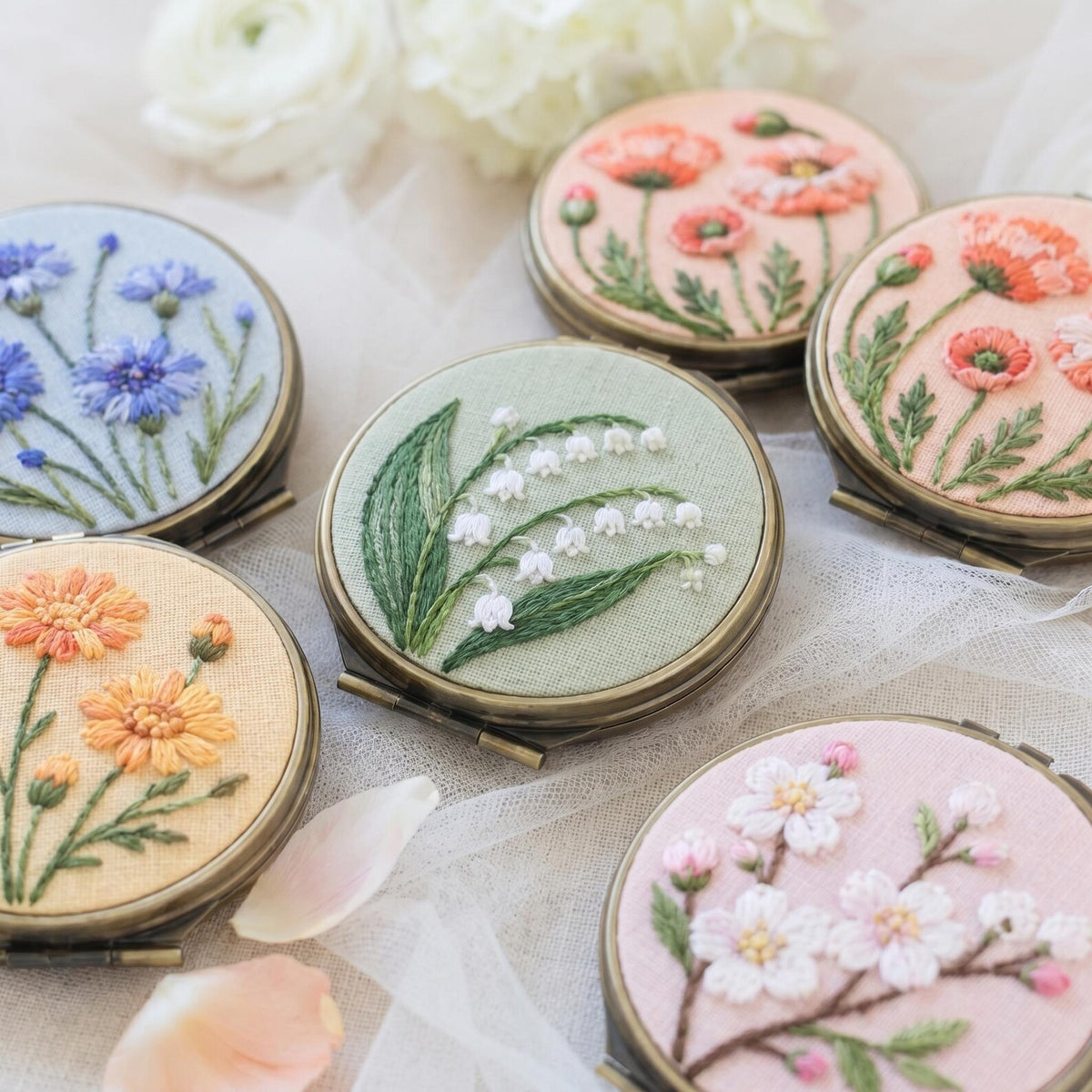 Embroidered Floral Compact Mirror, Mini Jewelry Box with Mirror, Handmade Bridesmaid Gift, Travel Purse Mirror Keepsake Gift for Bridesmaids