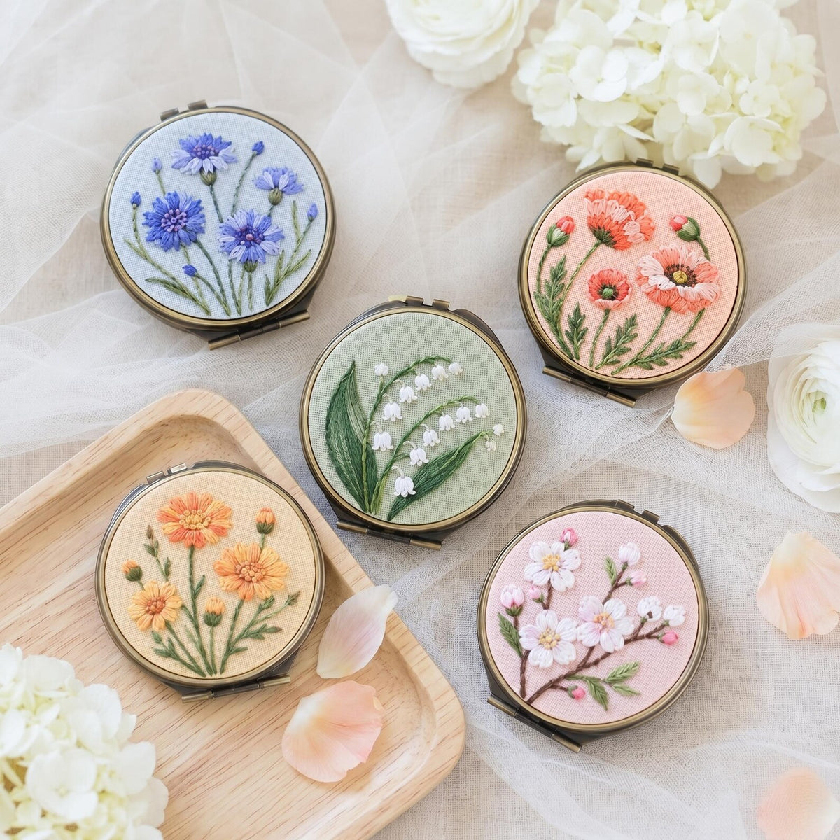 Embroidered Floral Compact Mirror, Mini Jewelry Box with Mirror, Handmade Bridesmaid Gift, Travel Purse Mirror Keepsake Gift for Bridesmaids
