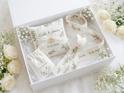 Personalized Daisy Floral Wedding Ring Pillow Set, Embroidered Ring Bearer Pillow, Sachet Bag, Linen Ribbon, Bridal Keepsake Gift for Couple