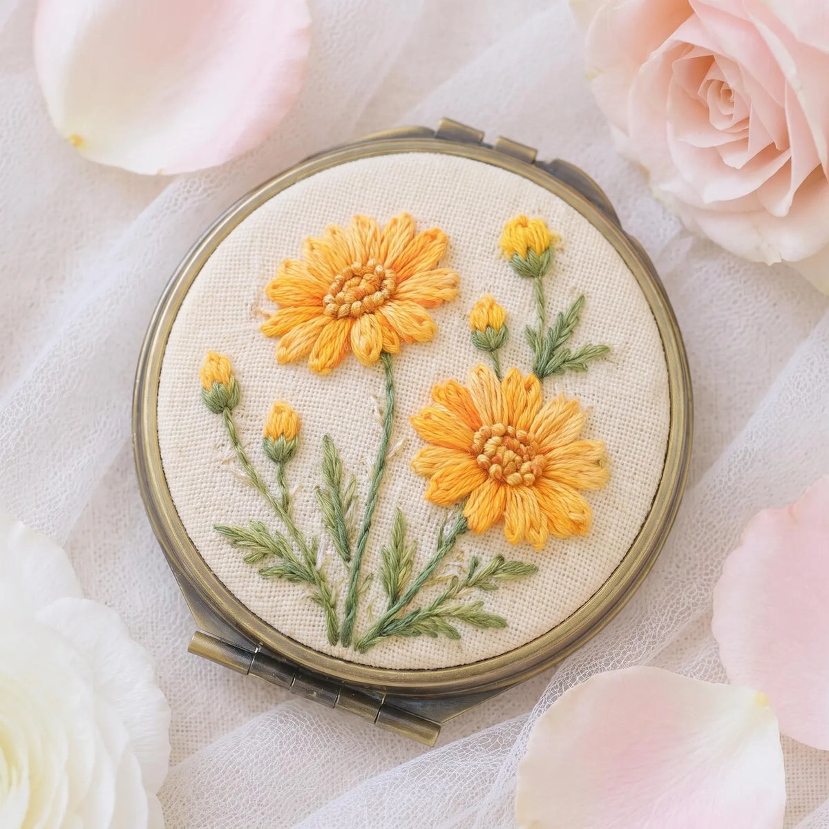 Embroidered Floral Compact Mirror, Mini Jewelry Box with Mirror, Handmade Bridesmaid Gift, Travel Purse Mirror Keepsake Gift for Bridesmaids