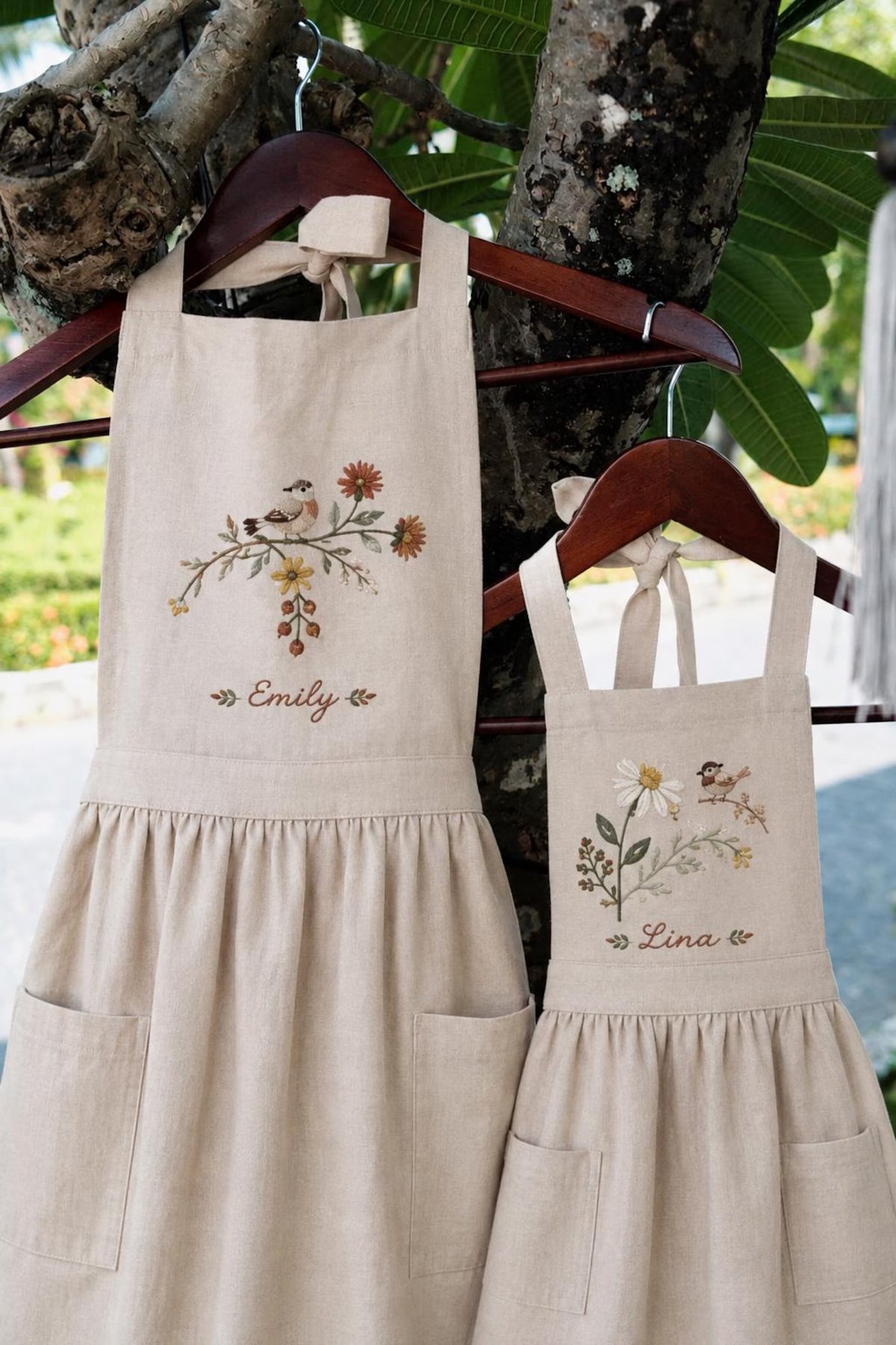 Personalized Mommy and Me Aprons, Matching Mom and Kids Linen Apron, Hand Embroidered Floral Apron, Custom Name Mother Daughter Gift