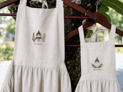 Personalized Christmas Mommy and Me Aprons, Matching Mom and Kids Linen Apron Set, Hand Embroidered Cat, Custom Family Name Holiday Gift Set