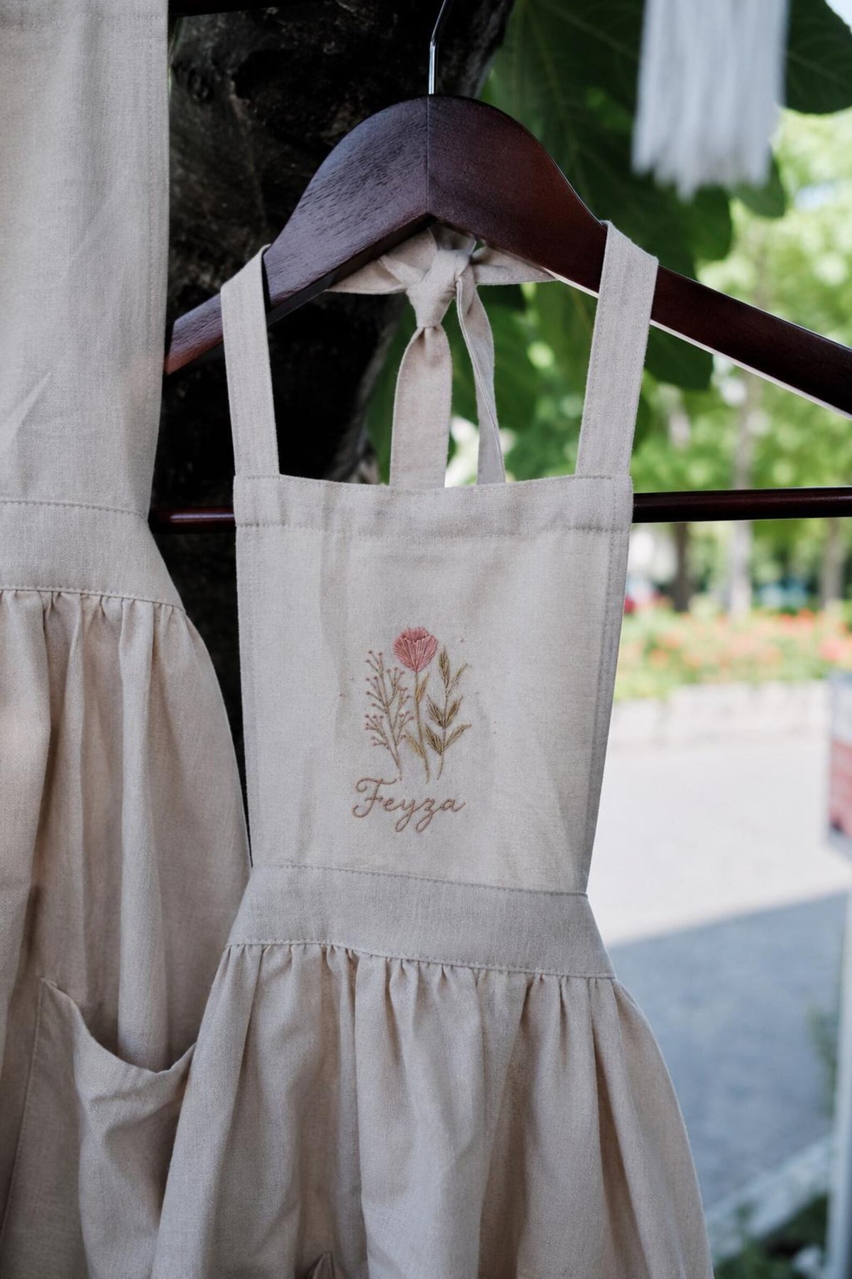 Personalized Mommy and Me Aprons, Matching Mom and Kids Linen Apron, Hand Embroidered Floral Apron, Custom Name Mother Daughter Gift