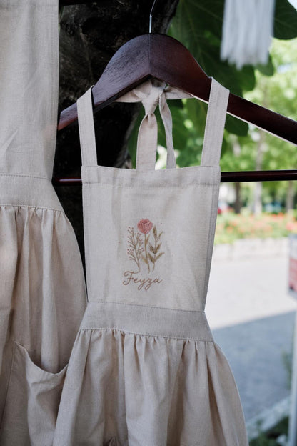 Personalized Mommy and Me Aprons, Matching Mom and Kids Linen Apron, Hand Embroidered Floral Apron, Custom Name Mother Daughter Gift