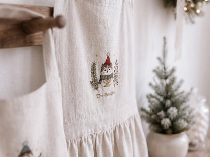 Personalized Christmas Mommy and Me Aprons, Matching Mom and Kids Linen Apron Set, Hand Embroidered Cat, Custom Family Name Holiday Gift Set