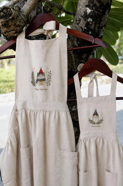 Personalized Christmas Mommy and Me Aprons, Matching Mom and Kids Linen Apron Set, Hand Embroidered Cat, Custom Family Name Holiday Gift Set