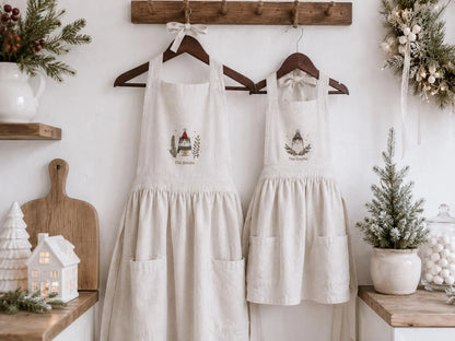 Personalized Christmas Mommy and Me Aprons, Matching Mom and Kids Linen Apron Set, Hand Embroidered Cat, Custom Family Name Holiday Gift Set