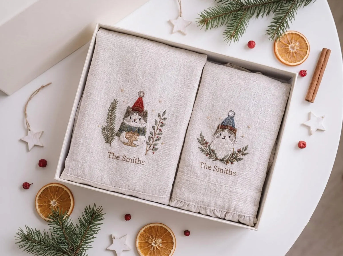 Personalized Christmas Mommy and Me Aprons, Matching Mom and Kids Linen Apron Set, Hand Embroidered Cat, Custom Family Name Holiday Gift Set