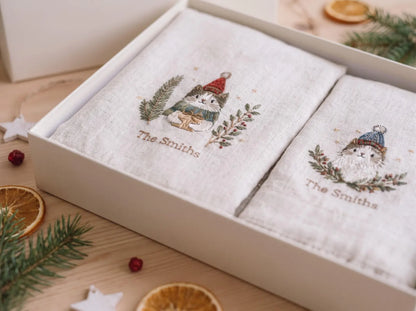 Personalized Christmas Mommy and Me Aprons, Matching Mom and Kids Linen Apron Set, Hand Embroidered Cat, Custom Family Name Holiday Gift Set