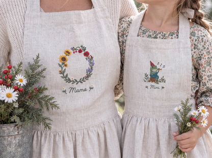 Personalized Mommy and Me Aprons, Matching Mom and Kids Linen Apron Set, Hand Embroidered Wildflower Wreath & Frog, Custom Name Family Gifts